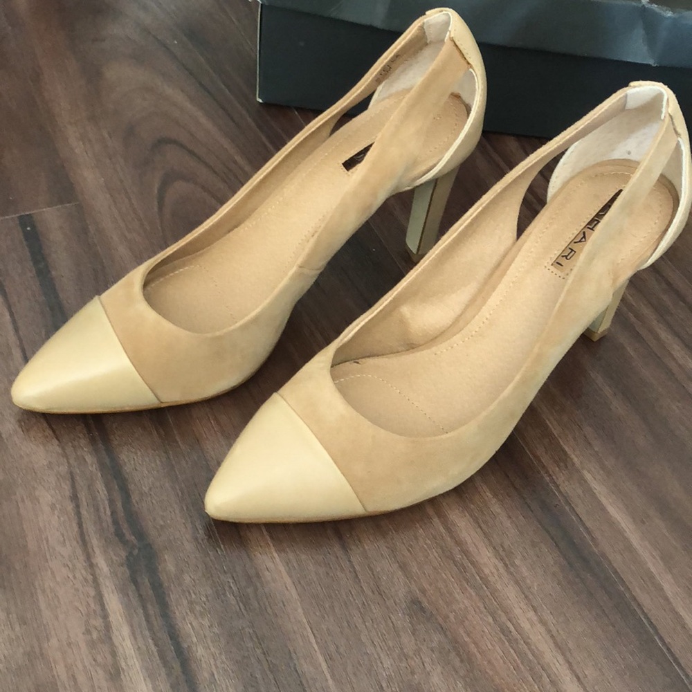 Tahari - NEW NEVER WORN - Stella Fawn (Nude/Camel) Suede Heels - Size 8.5